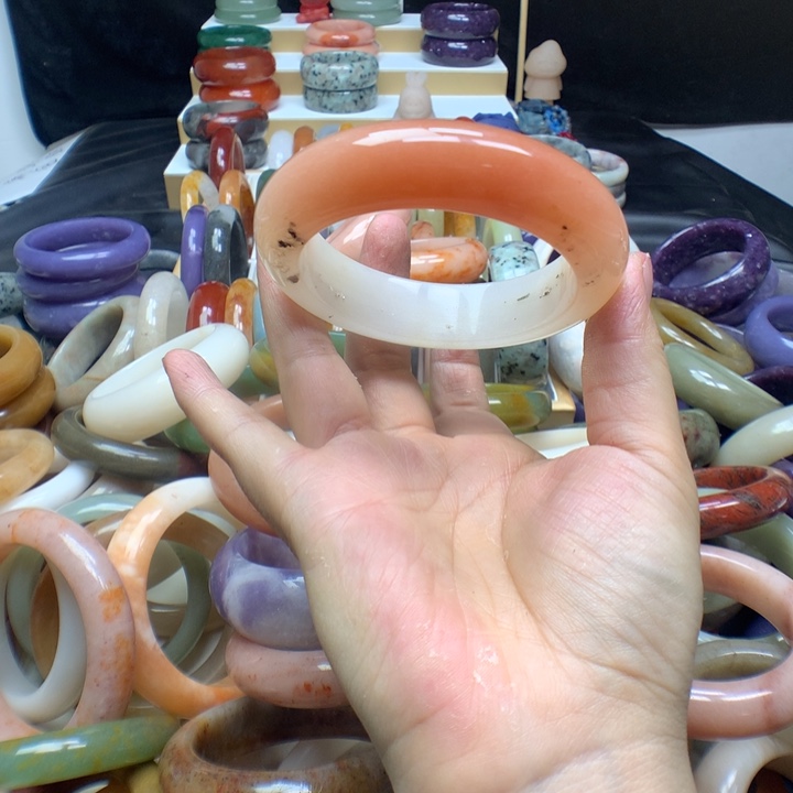 未镶嵌手镯石英质玉迪****?