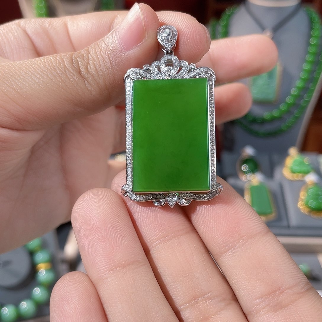 和田玉（碧玉）吊坠18K金镶嵌