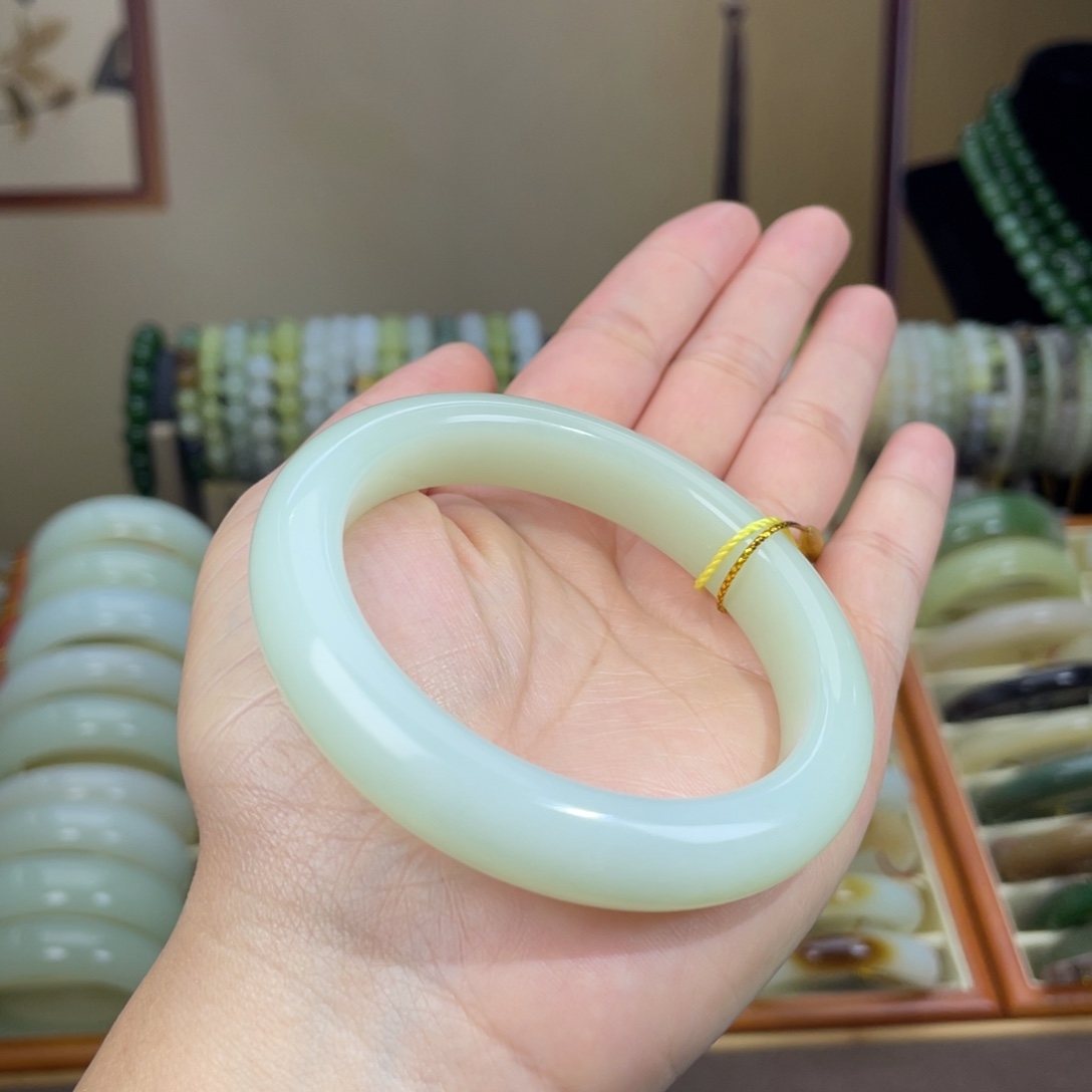 和田玉未镶嵌手镯