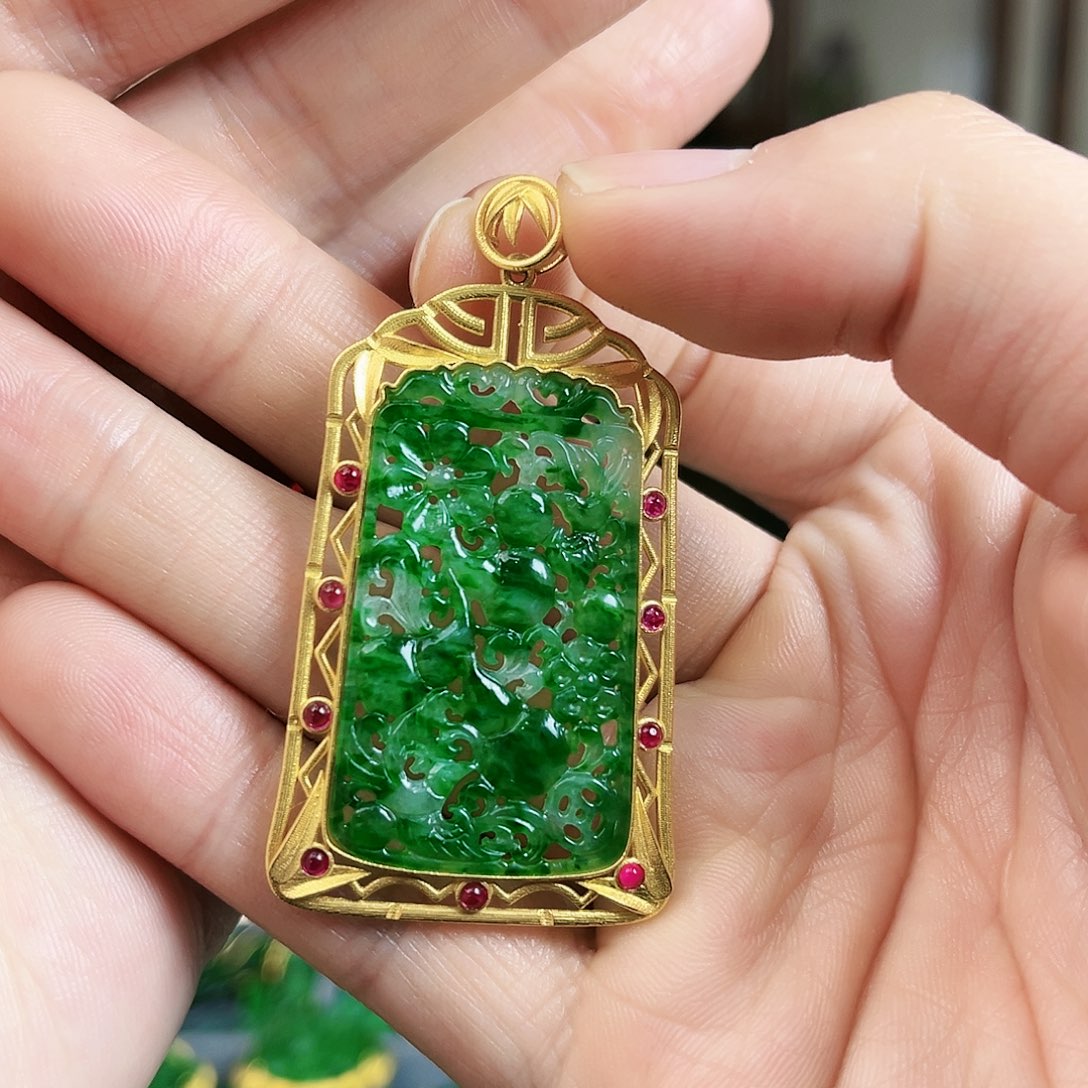 翡翠颈饰18K金镶嵌吊坠