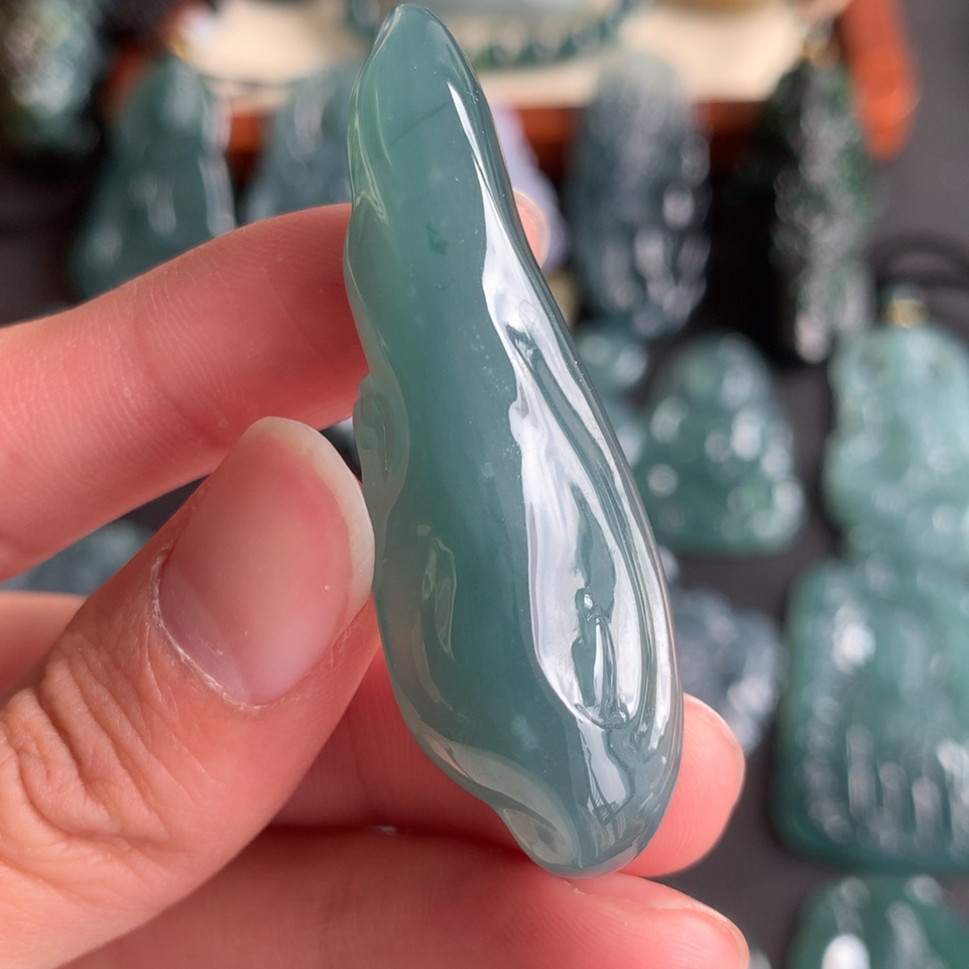 翡翠未镶嵌颈饰悟道