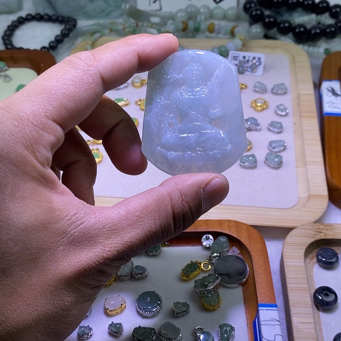 翡翠颈饰未镶嵌虚空照