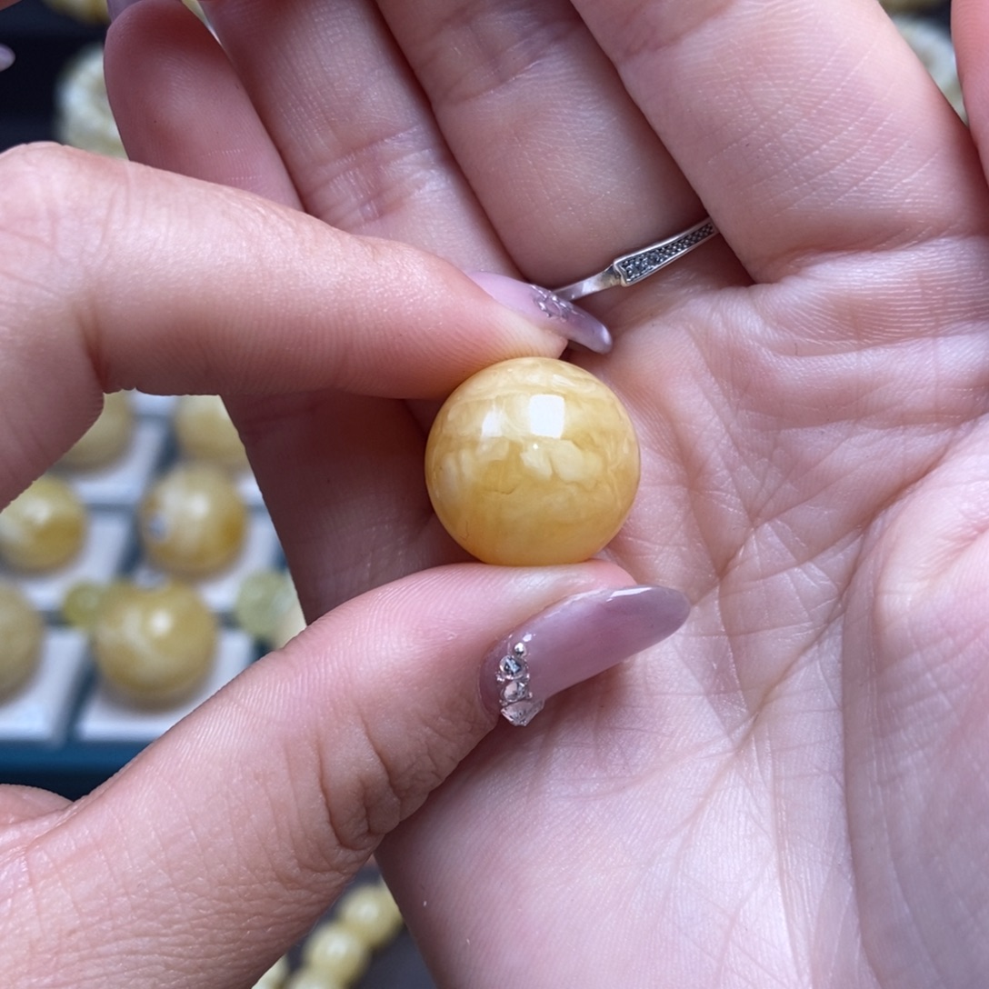 是****蜜蜡未镶嵌珠宝奇石