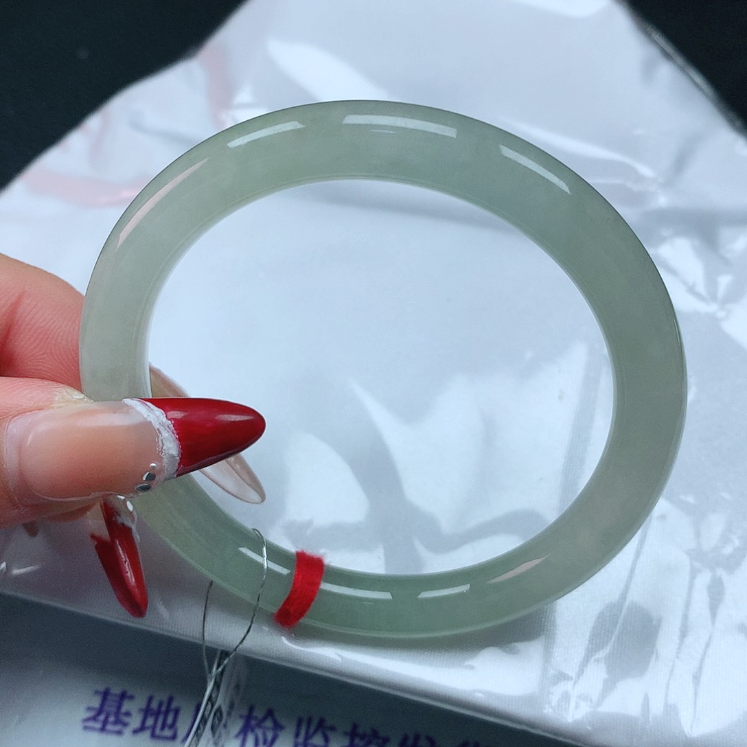 翡翠手镯未镶嵌55圈