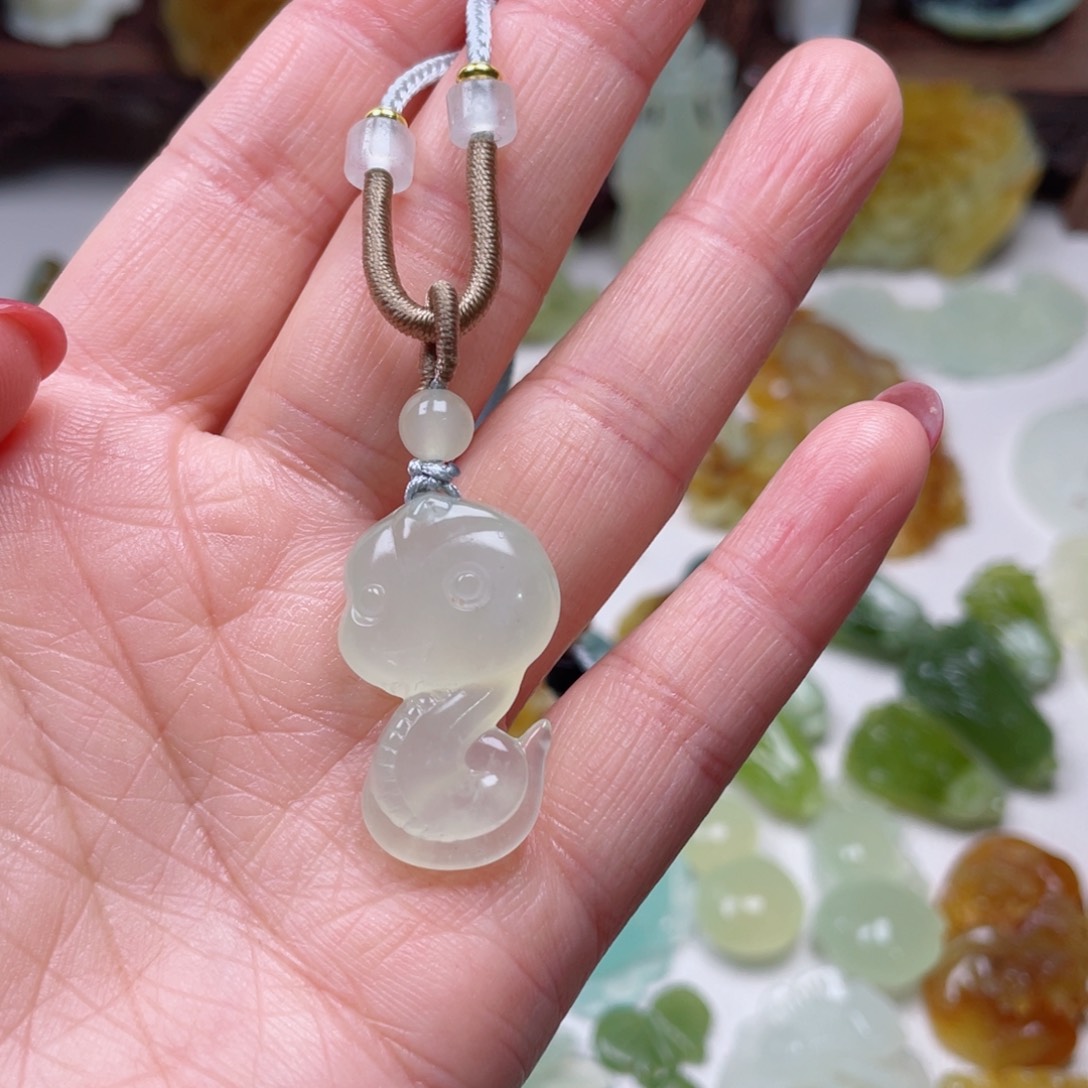 蛇纹石玉颈饰未镶嵌