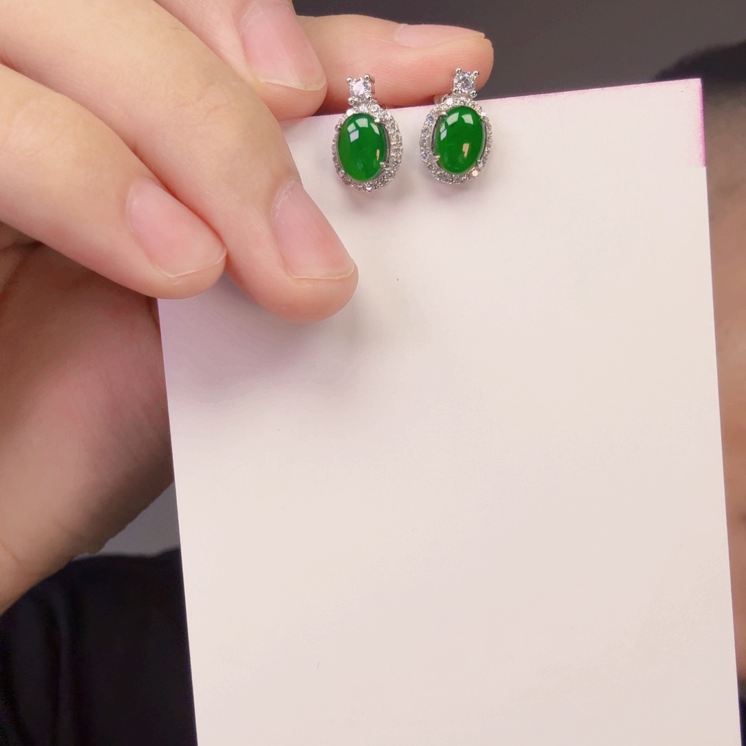 翡翠未镶嵌颈饰一对