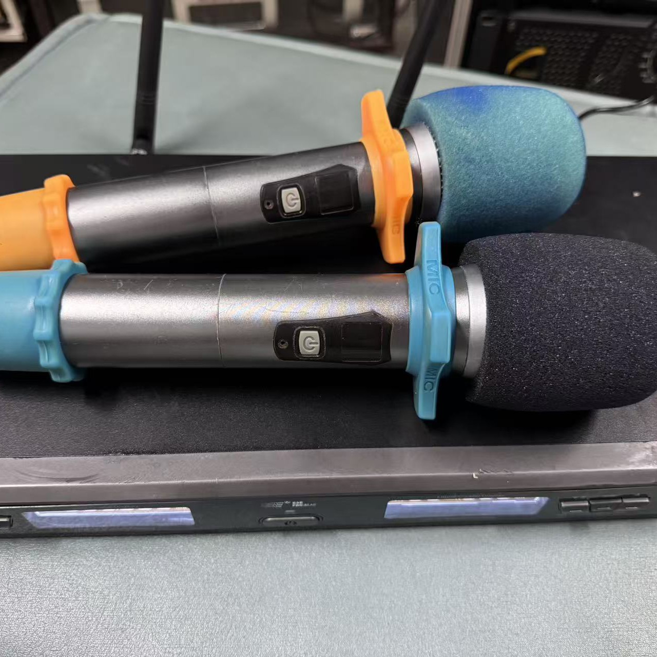 8新  不包邮 台湾E3E一拖二无线话筒，600多赫兹的，不受干扰。