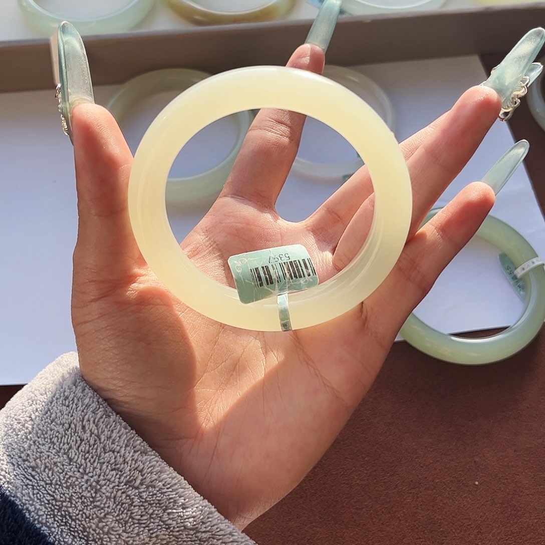 和田玉手镯未镶嵌糯****吃