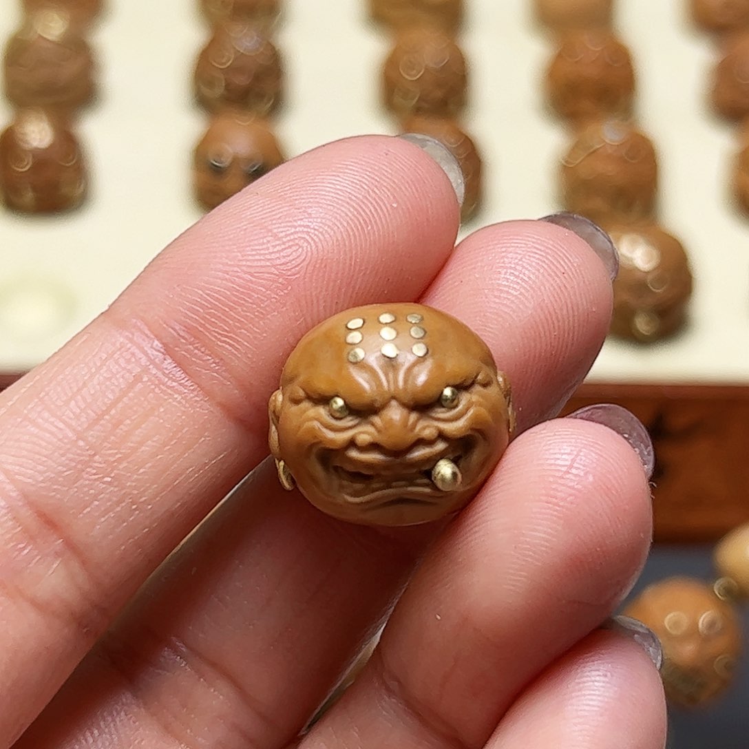 猴头核桃把件镶嵌戒疤