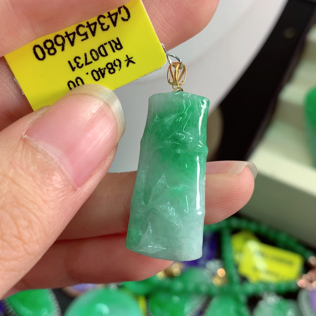 吊坠(不含链)18K金镶嵌翡翠