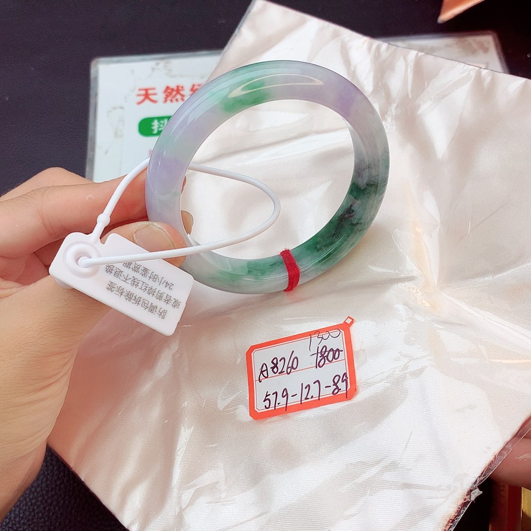 翡翠手镯未镶嵌翡翠