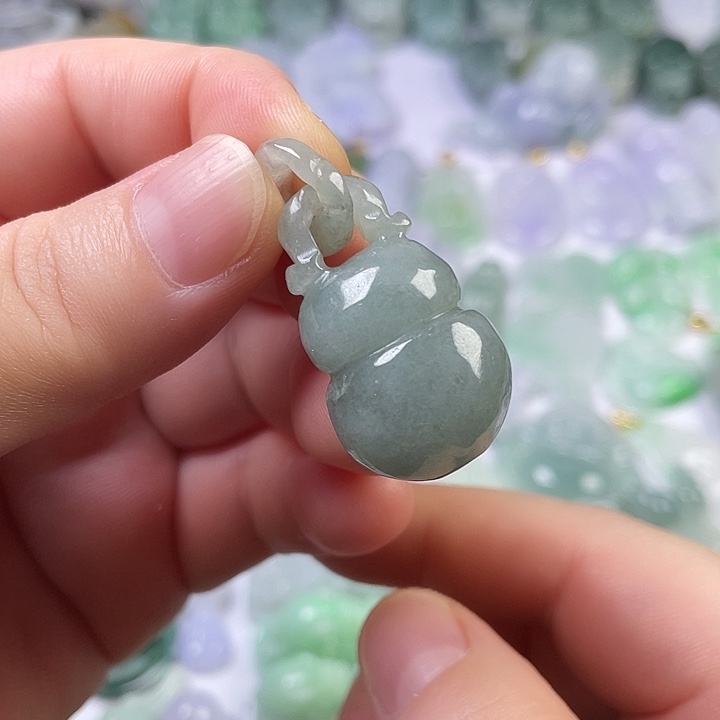 翡翠未镶嵌颈饰葫芦