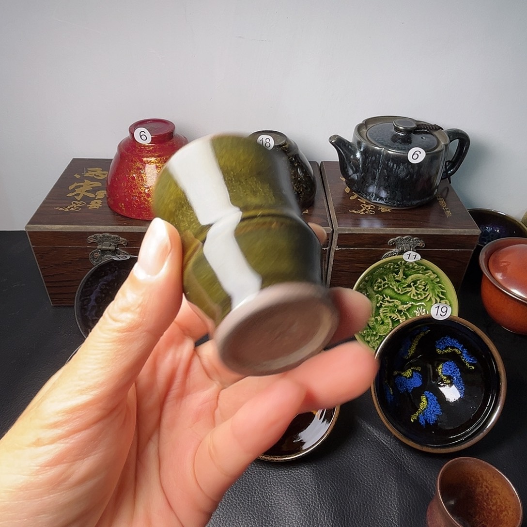 茶盏在干嘛我也在洗头发