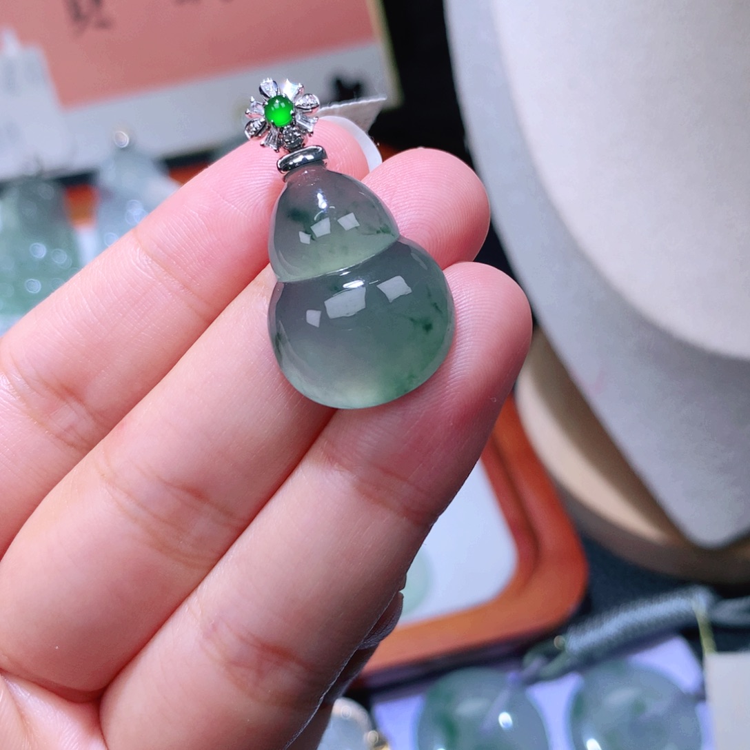 颈饰18K金镶嵌翡翠葫芦