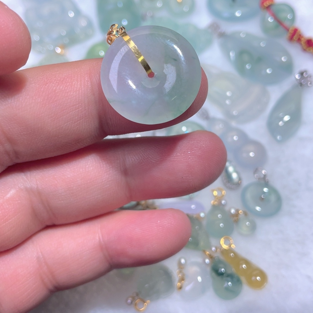 翡翠18K金镶嵌颈饰