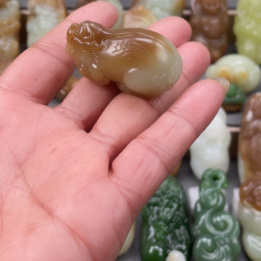 丰***收和田玉未镶嵌颈饰