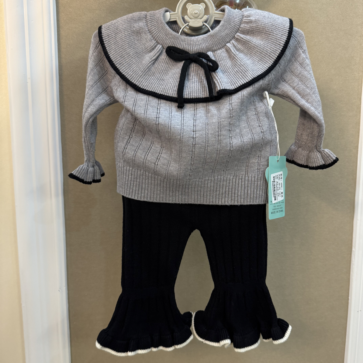 女宝灰色上衣黑色裤子两件套款