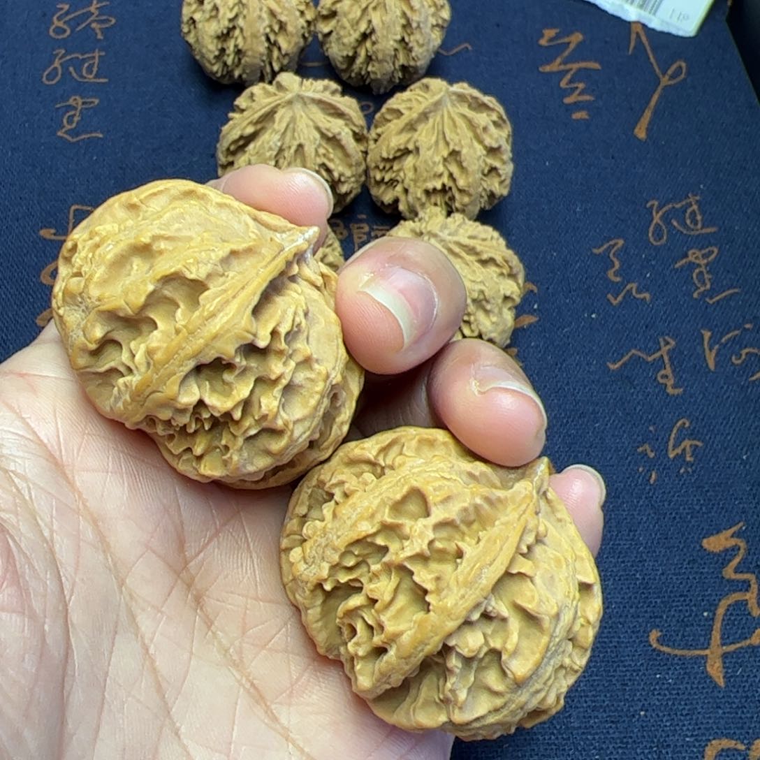 文玩核桃把件秦岭野生植物核桃