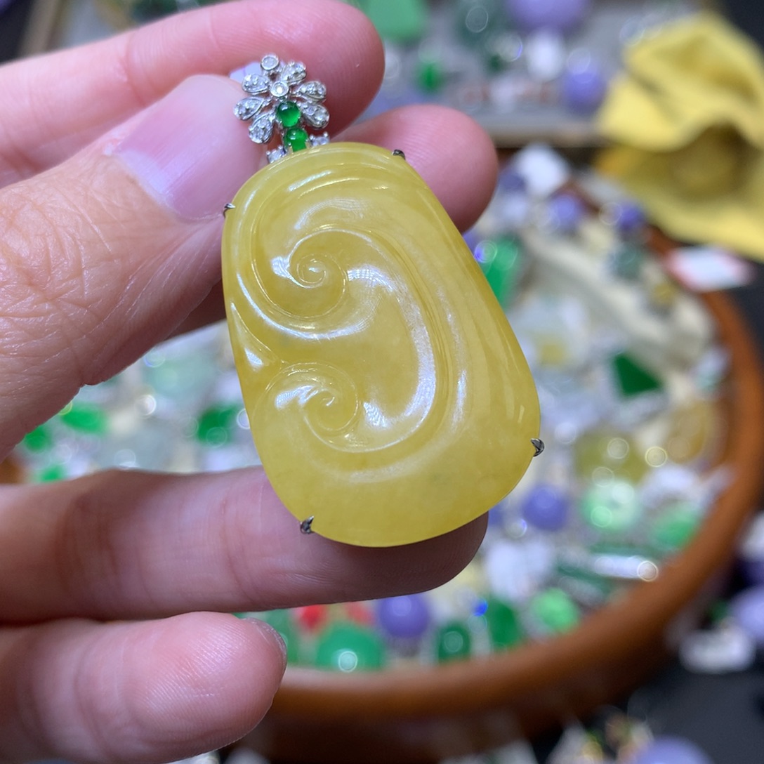 颈饰18K金镶嵌翡翠