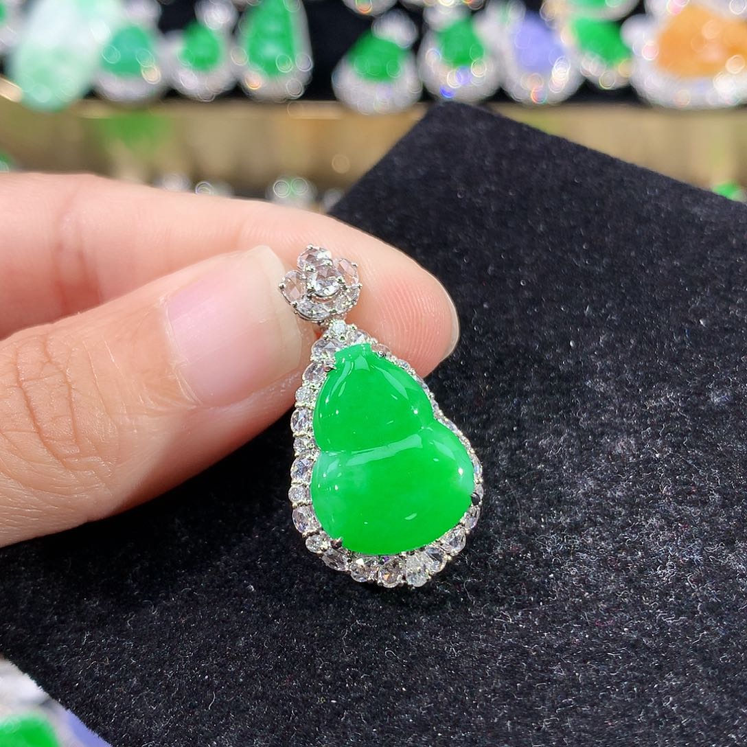 翡翠18K金镶嵌颈饰