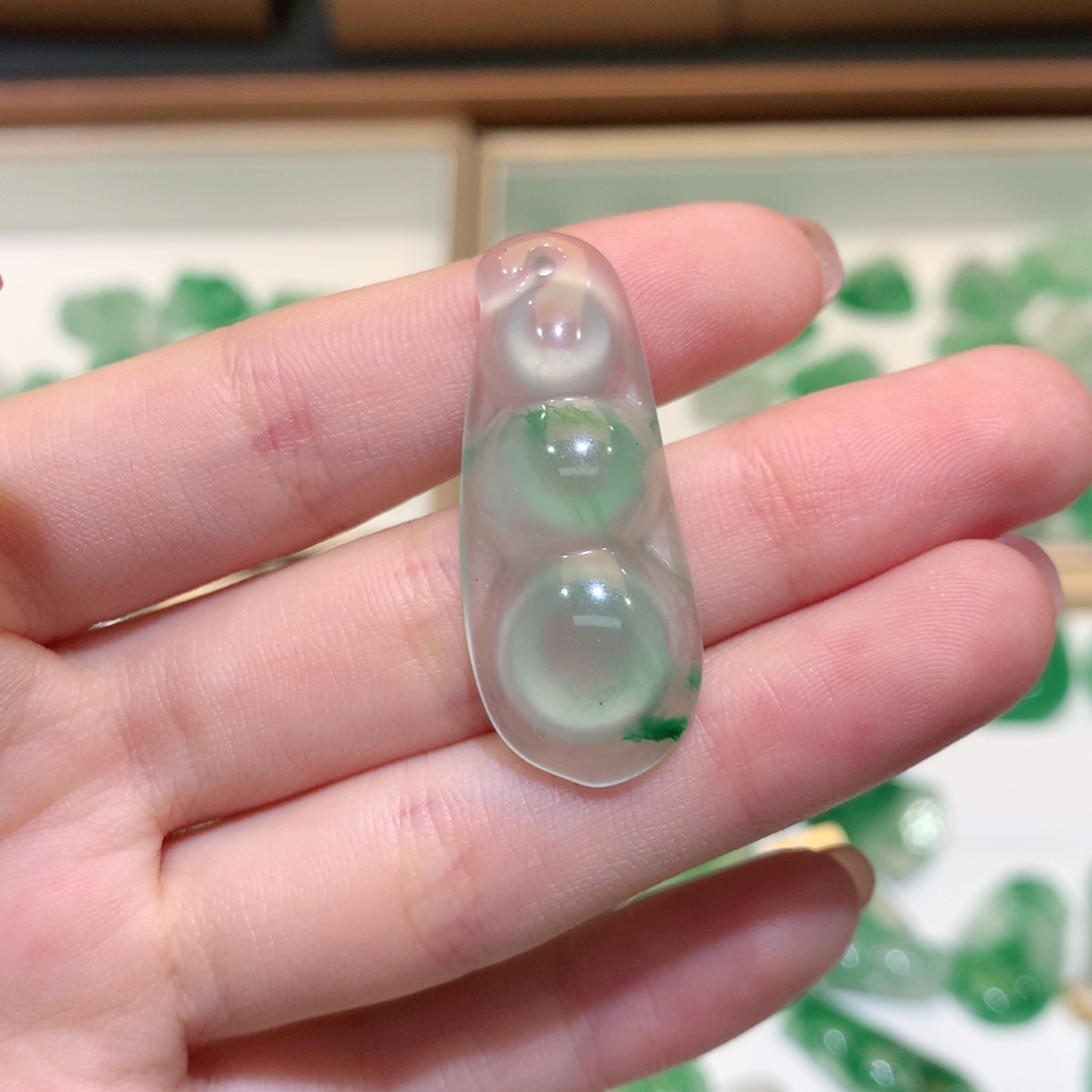 石英质玉（非洲翠）未镶嵌颈饰豆子