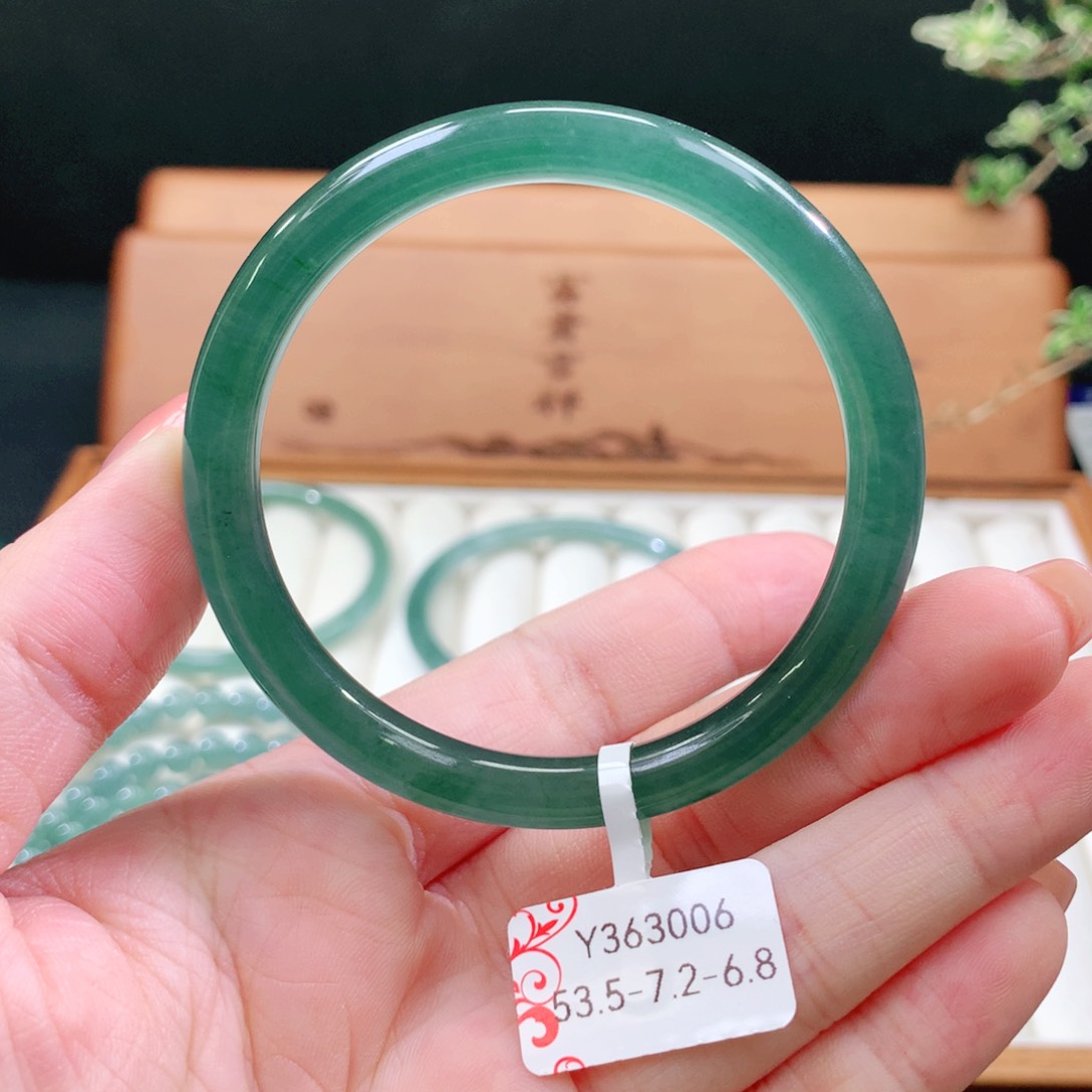 翡翠手镯未镶嵌天然