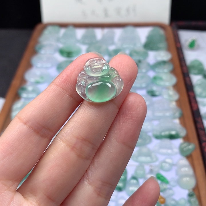 颈饰未镶嵌翡翠冰种飘阳绿佛公