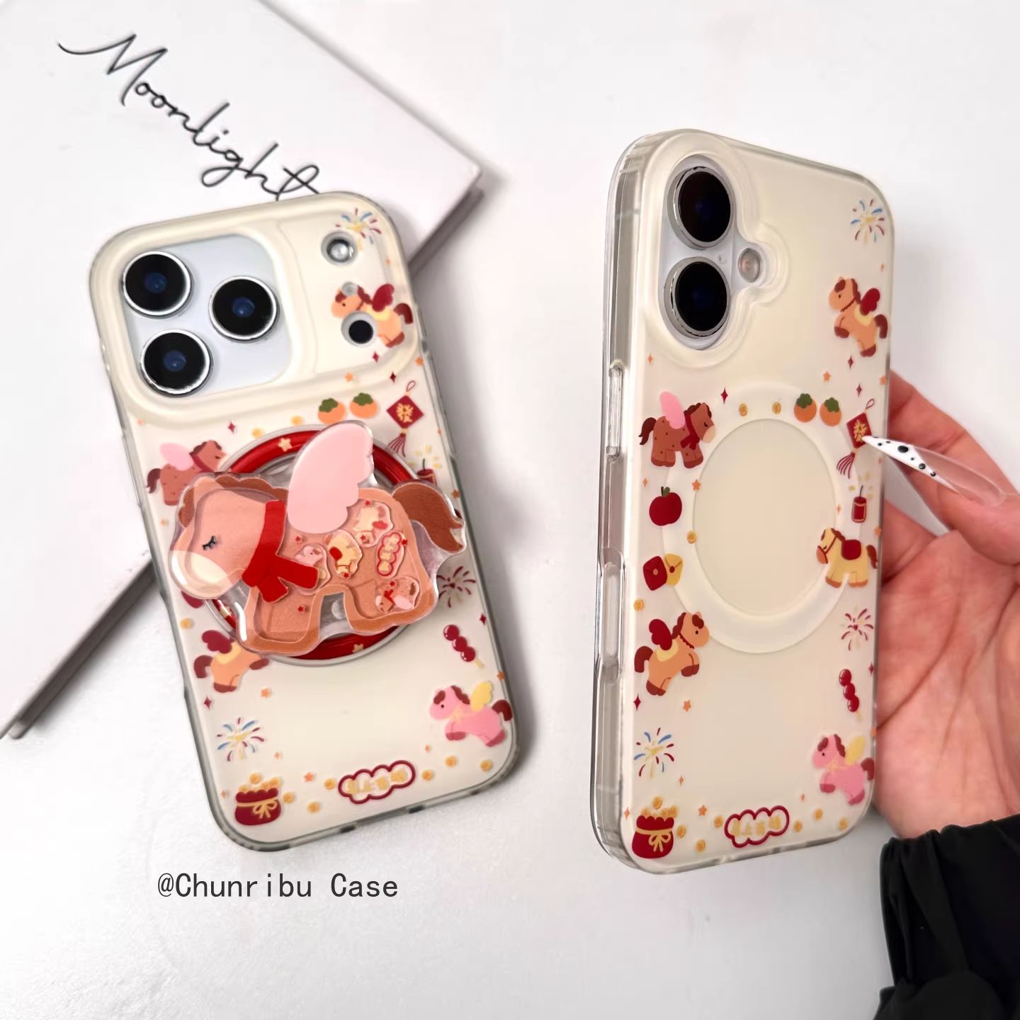 春节中式可爱卡通新年发财小飞马适用苹果17/16promax手机壳15/14