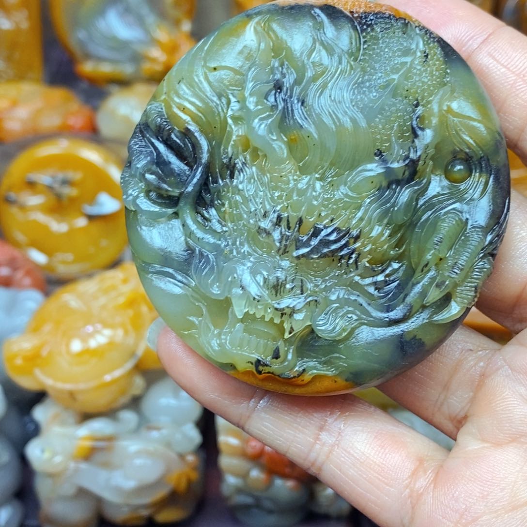 未镶嵌石英质玉（黄龙玉）颈饰