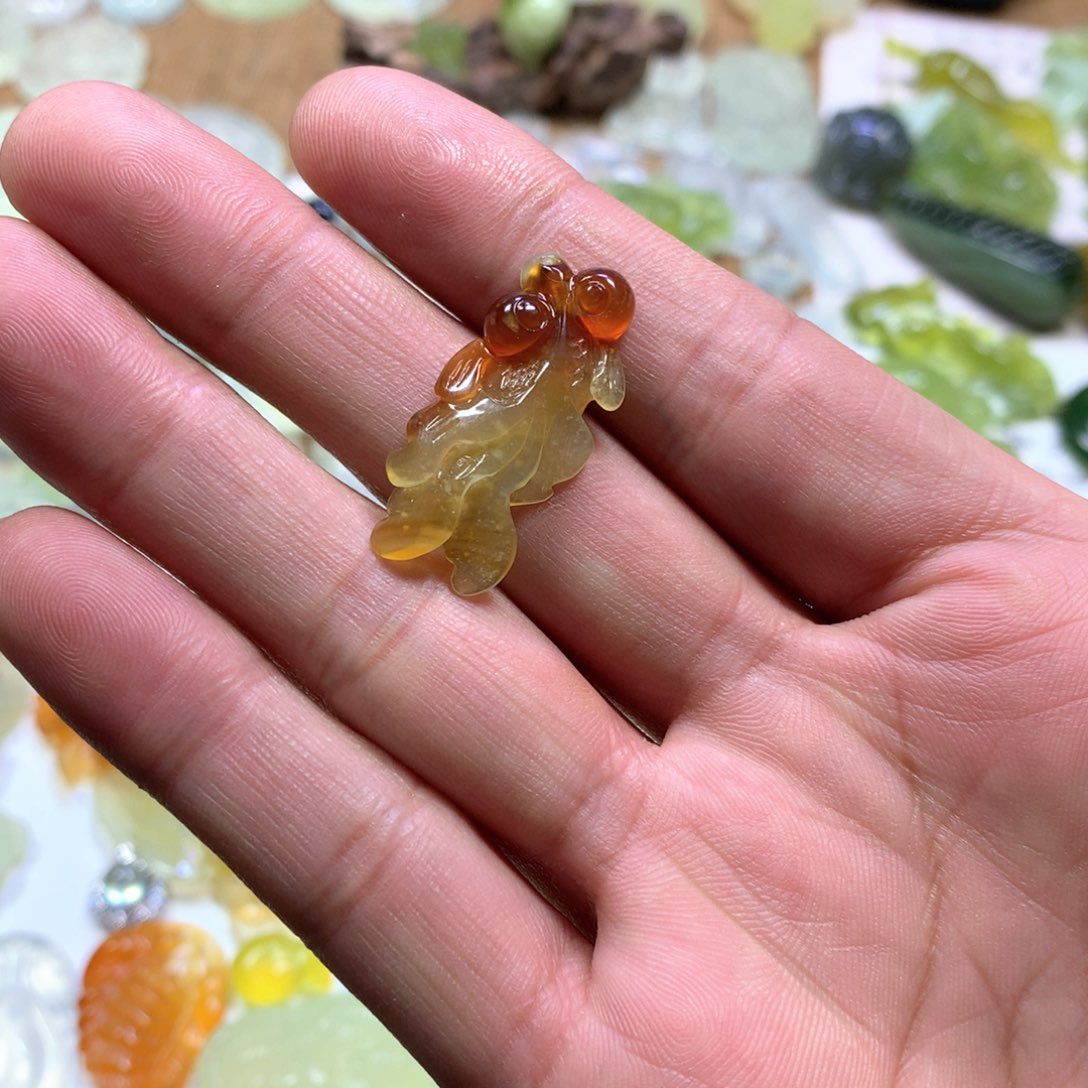 岫玉颈饰未镶嵌金鱼