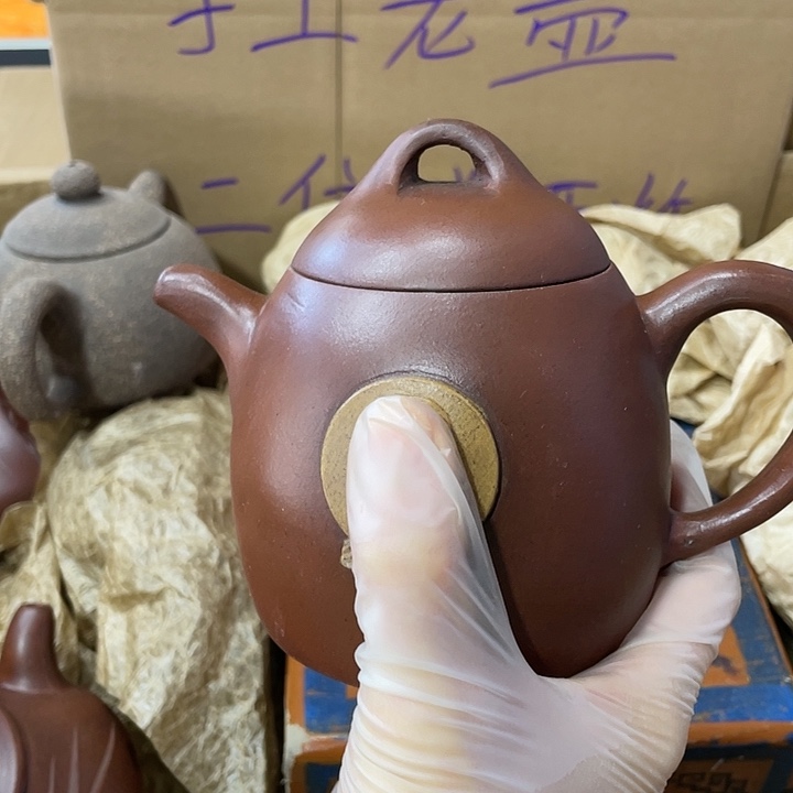 紫砂茶壶矿泥料手工制作的一把紫砂壶。