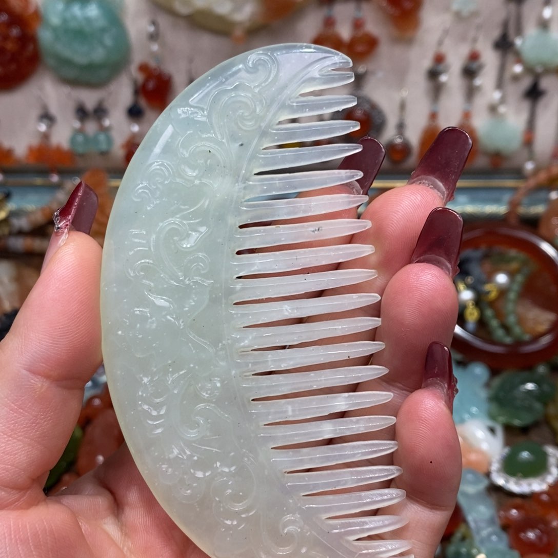 蛇纹石玉颈饰未镶嵌玉梳