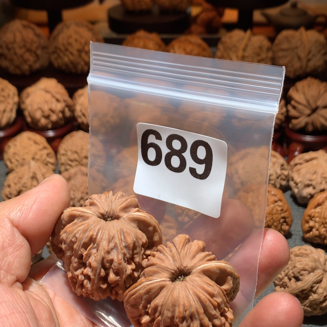 柳***枫桃核把件四座楼689号