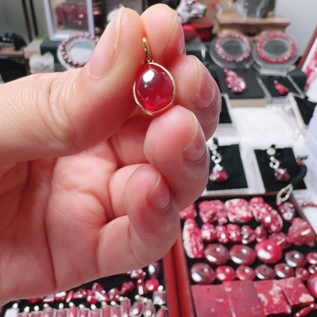 豪***天天然辰砂天然朱砂晶体吊坠，2.6克