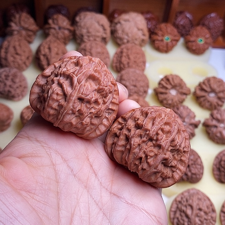 【闪购商品】文玩核桃吊坠42三角白