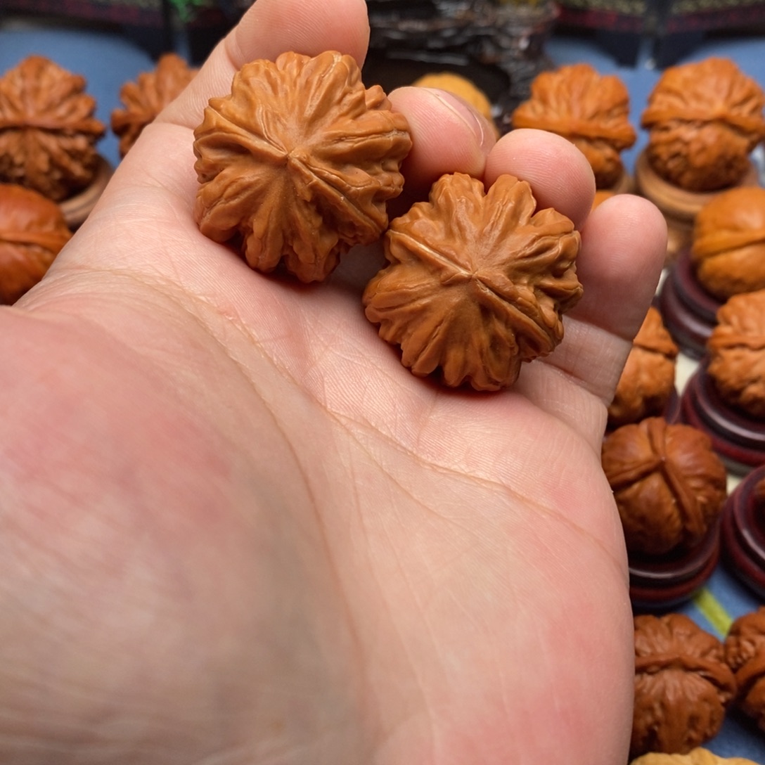 咱***举文玩核桃把件手捻