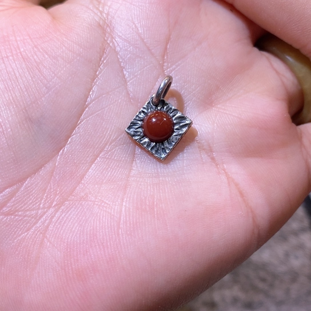 南红玛瑙颈饰银S925镶嵌吊坠