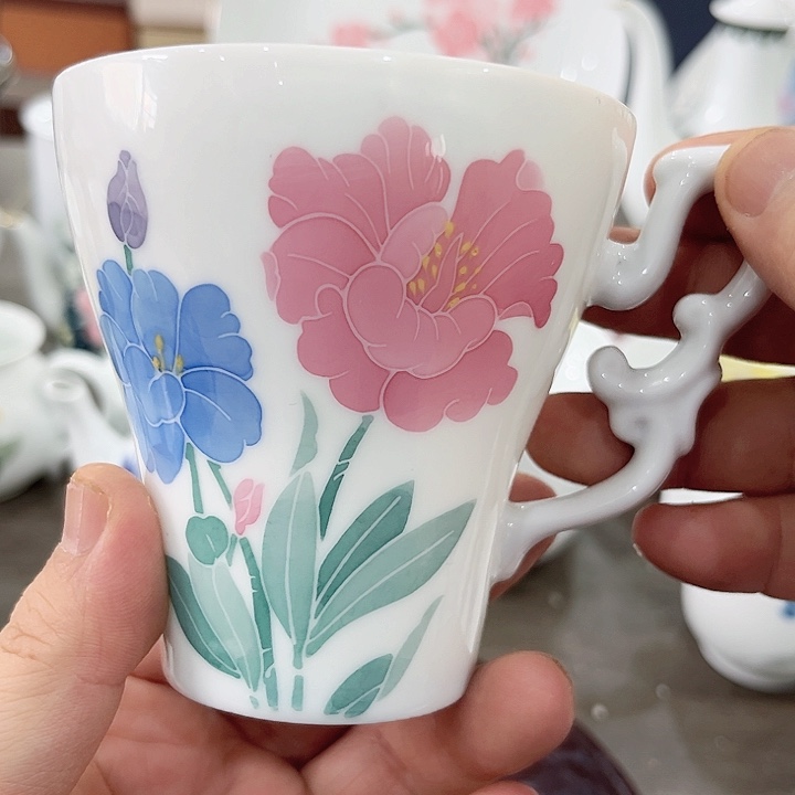 釉下五彩的瓷器和瓷器