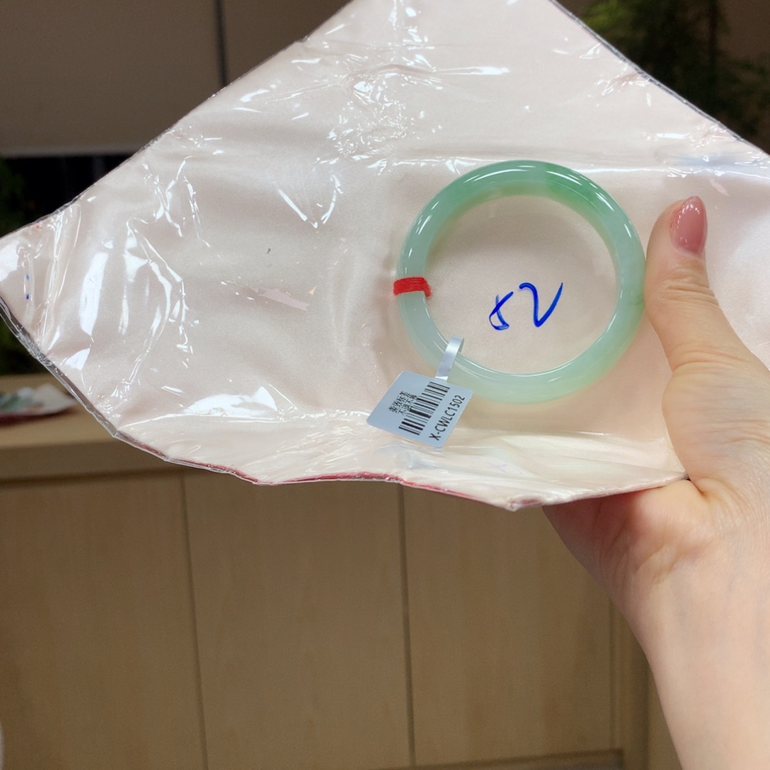 翡翠手镯未镶嵌不退不换