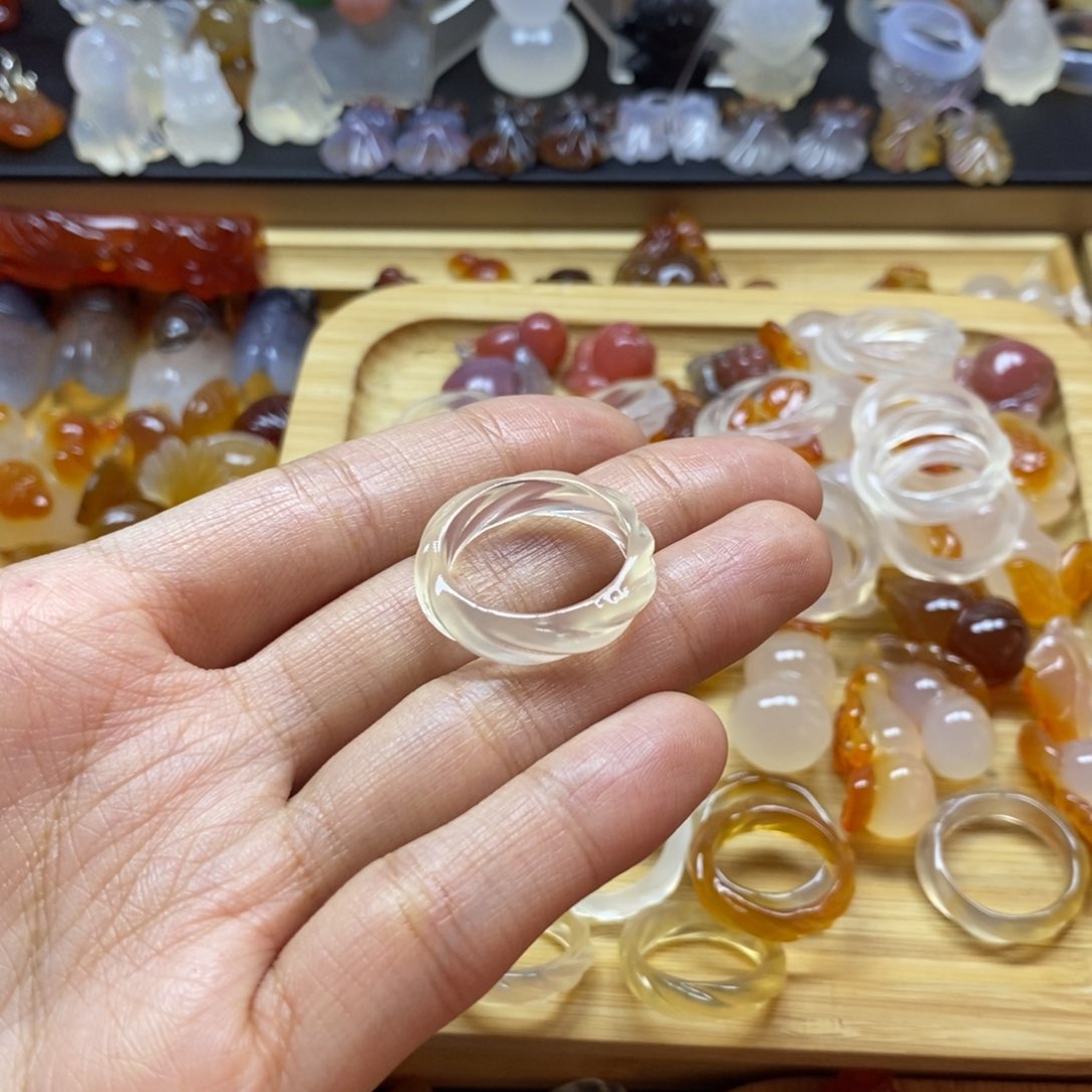 玛瑙/玉髓颈饰未镶嵌嘎**鱼