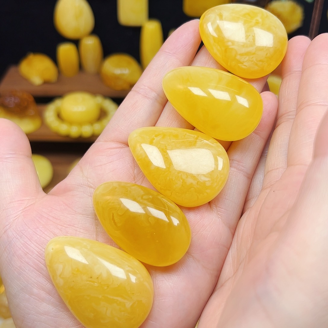 蜜蜡未镶嵌珠宝奇石蜜蜡水滴多样性发其中之一