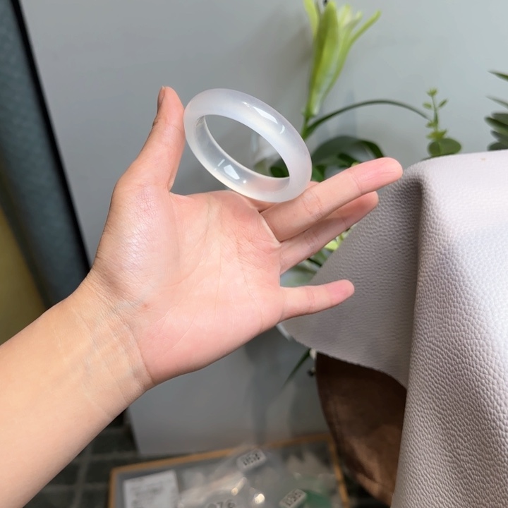 玉D****?时尚冰飘花手镯081