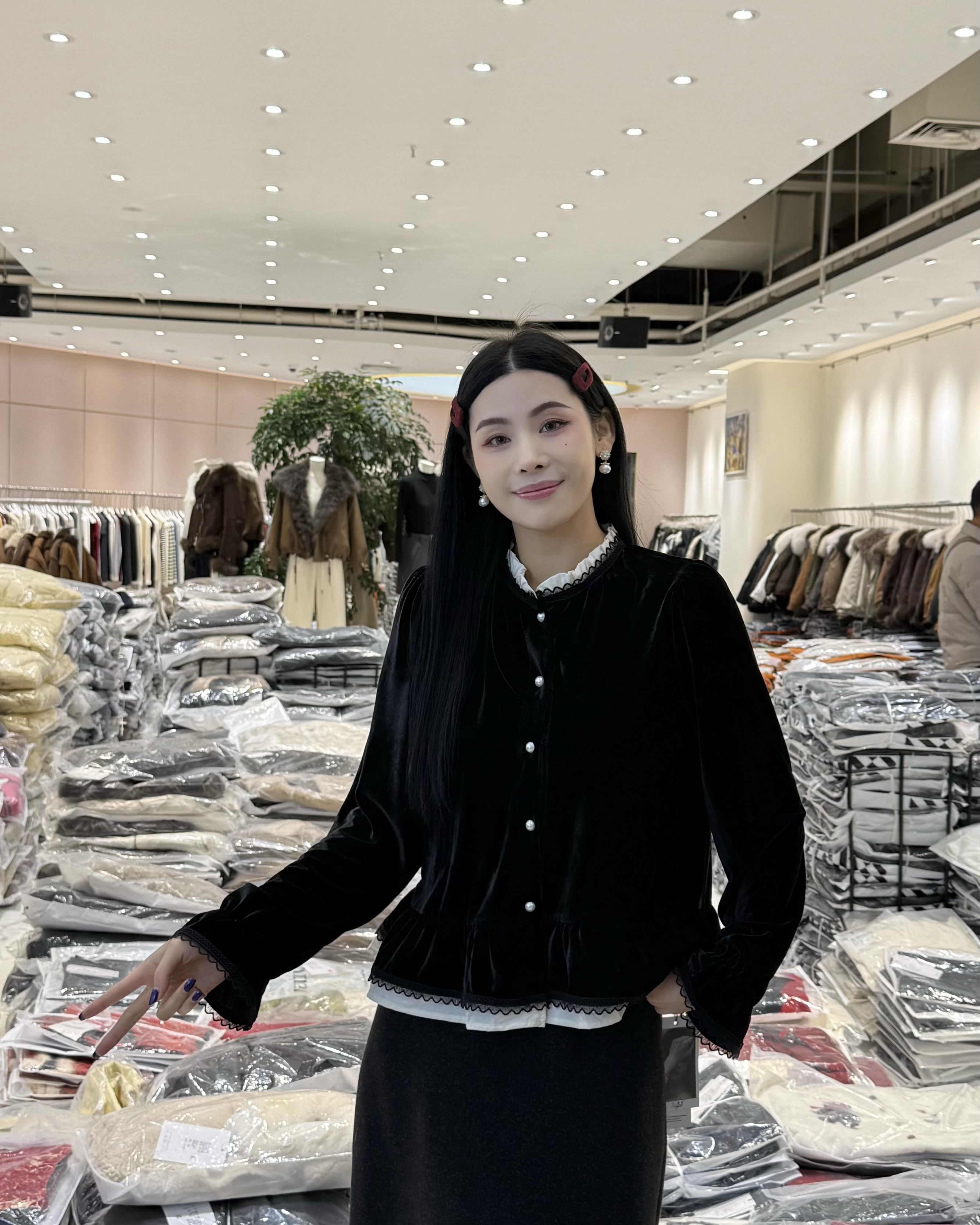 ZHUOXIXI【仲夏夜】花边拼接珠珠扣钻石绒小衫-25889