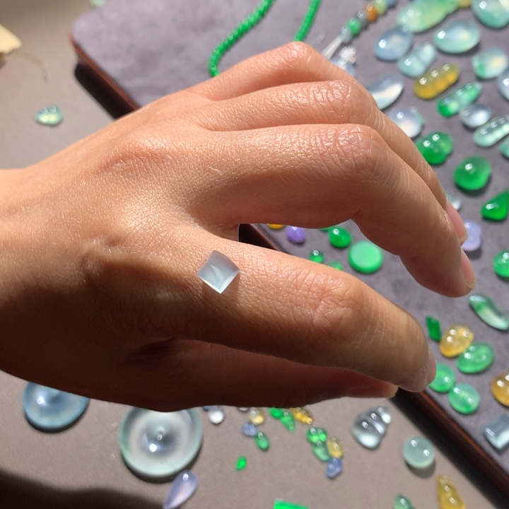 翡翠裸石冰蓝切割