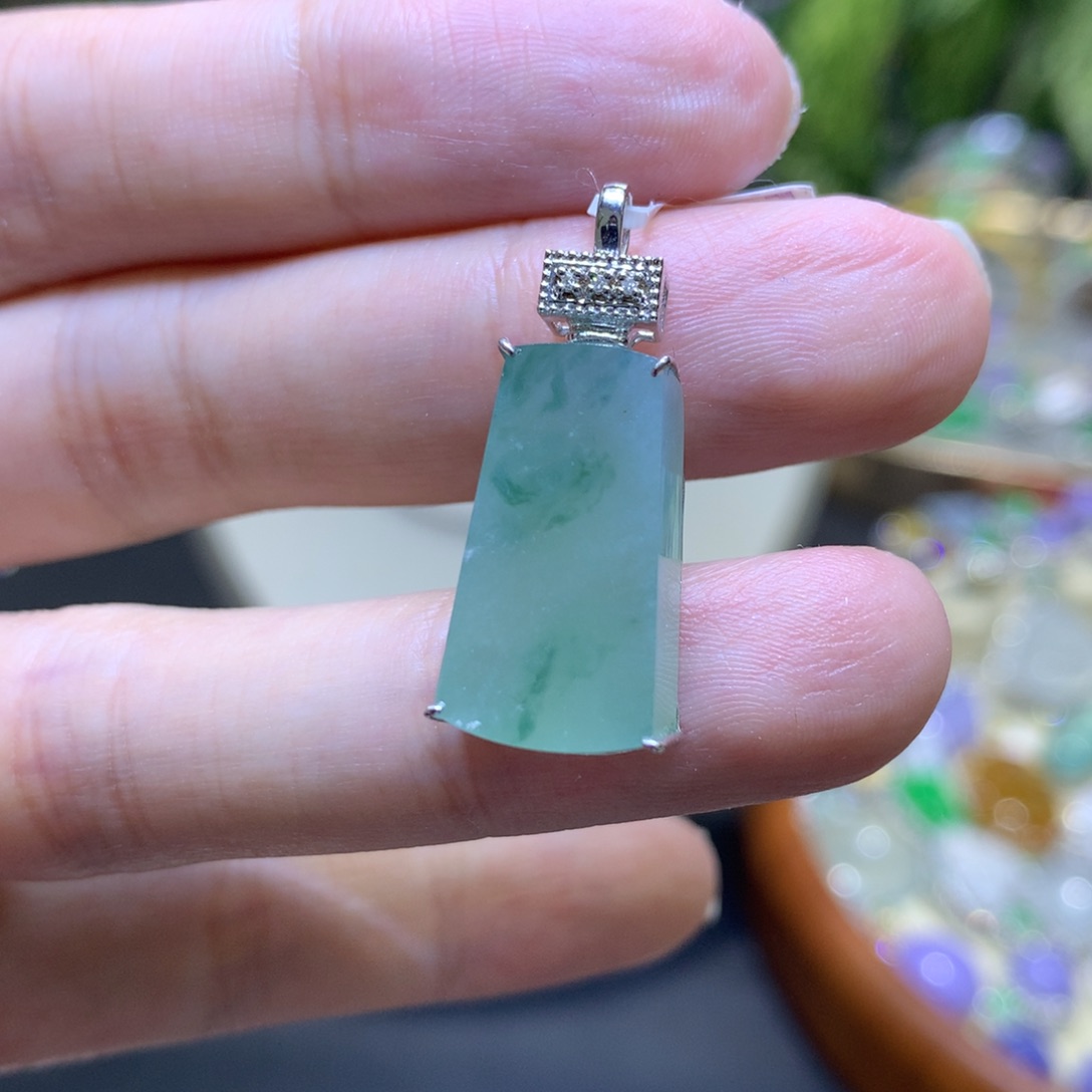 颈饰18K金镶嵌翡翠