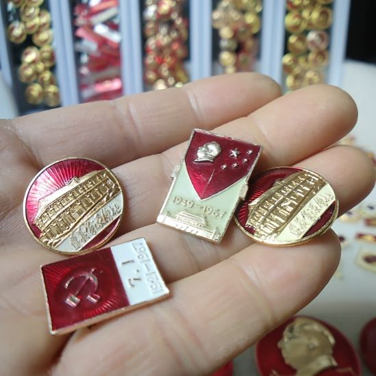 w***生安生老师爷爷金属像章