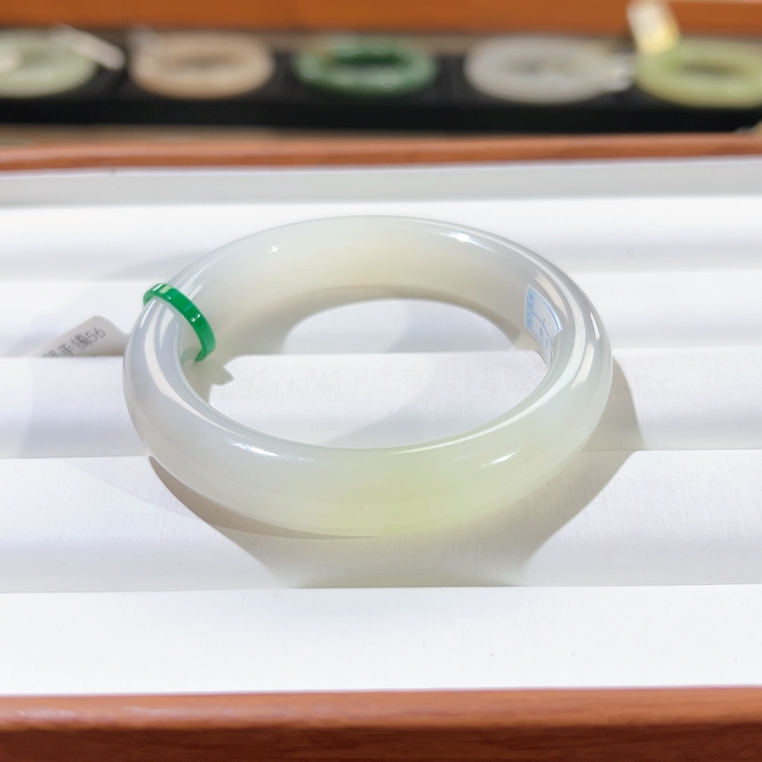 和田玉手镯未镶嵌小**女