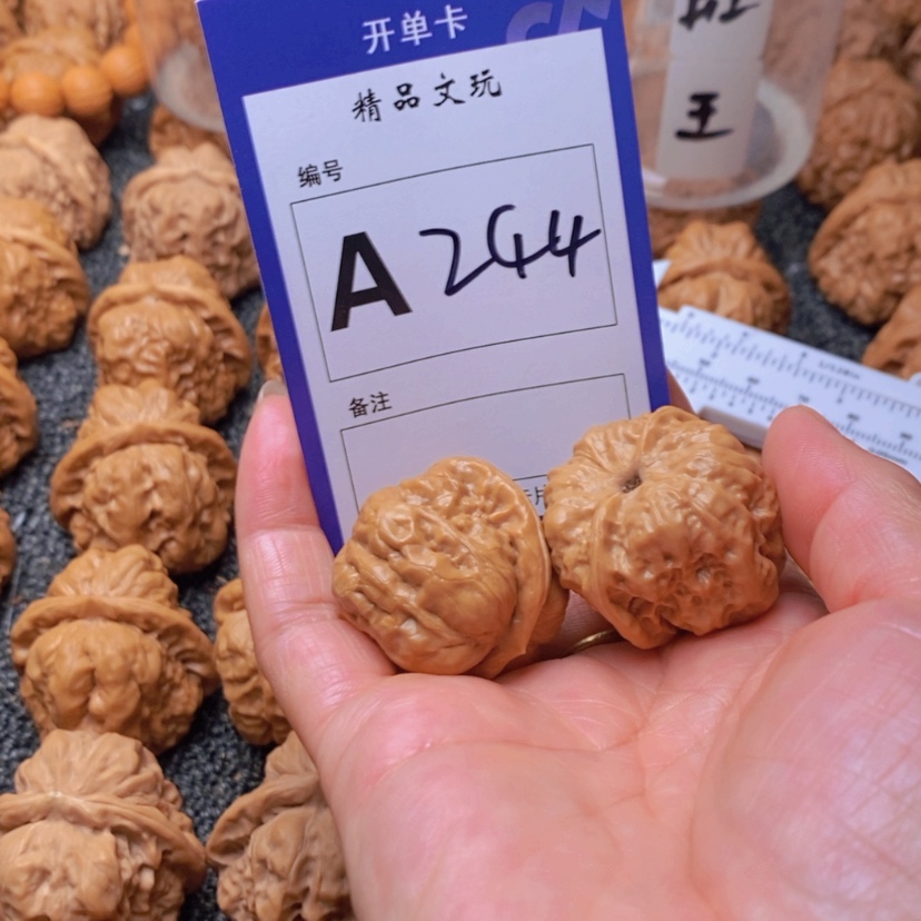 【闪购商品】桃核吊坠?****猴你在一起就会