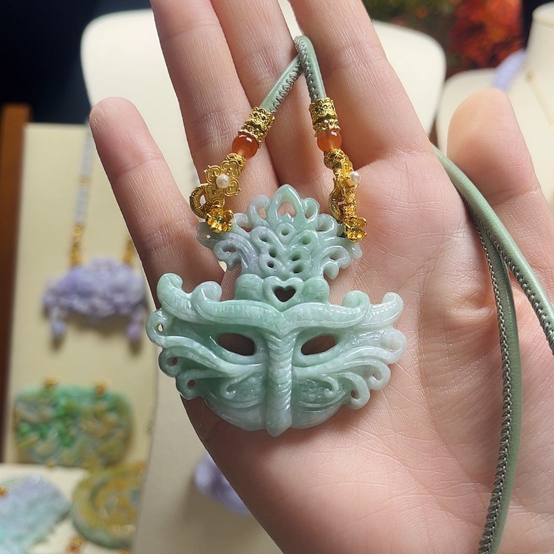 翡翠颈饰未镶嵌面具