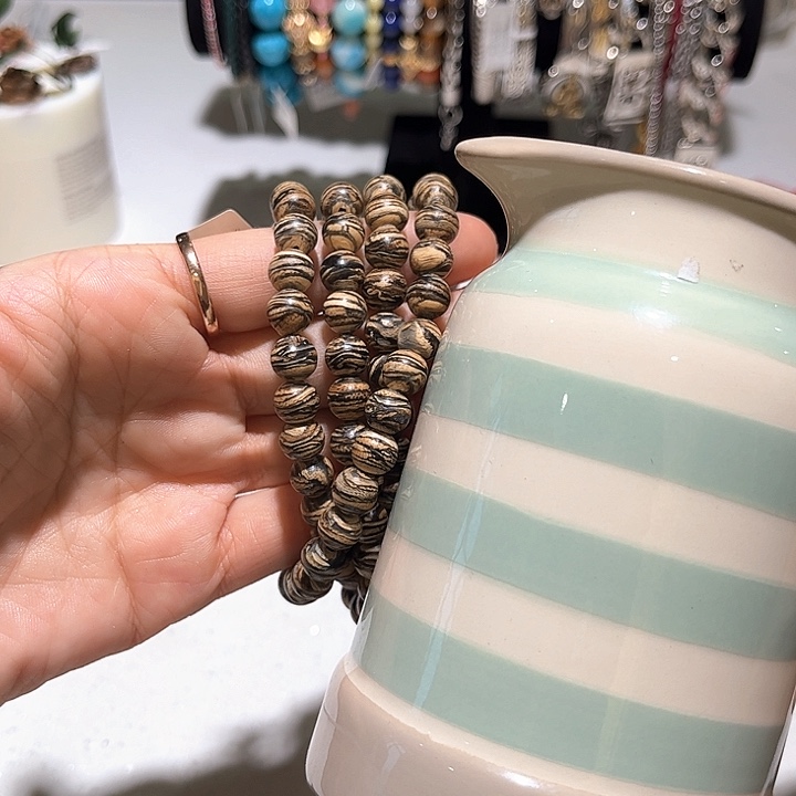 瓷片Dhkghkgjlhkkji